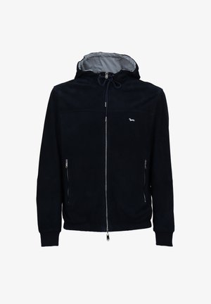 Granatowa skórzana kurtka z kapturem, z pełnym zamkiem błyskawicznym, przednimi kieszeniami i szarym podbiciem. Posiada haftowane logo na piersi.