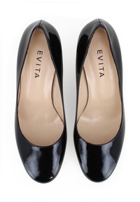 Tacchi alti in vernice nera con punta arrotondata, finitura liscia e solette beige. Presenta il logo "EVITA" sulla soletta.