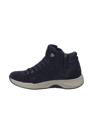 Marineblaues Wildledersneaker im High-Top-Style mit Schnürung und Reißverschluss. Merkmale eine gemütliche beige Sohle und strukturierte Akzente im oberen Bereich.