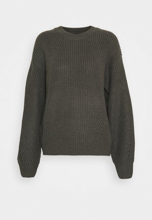 Pull en tricot vert foncé à manches longues, col rond et motif côtelé texturé sur le corps et les poignets.