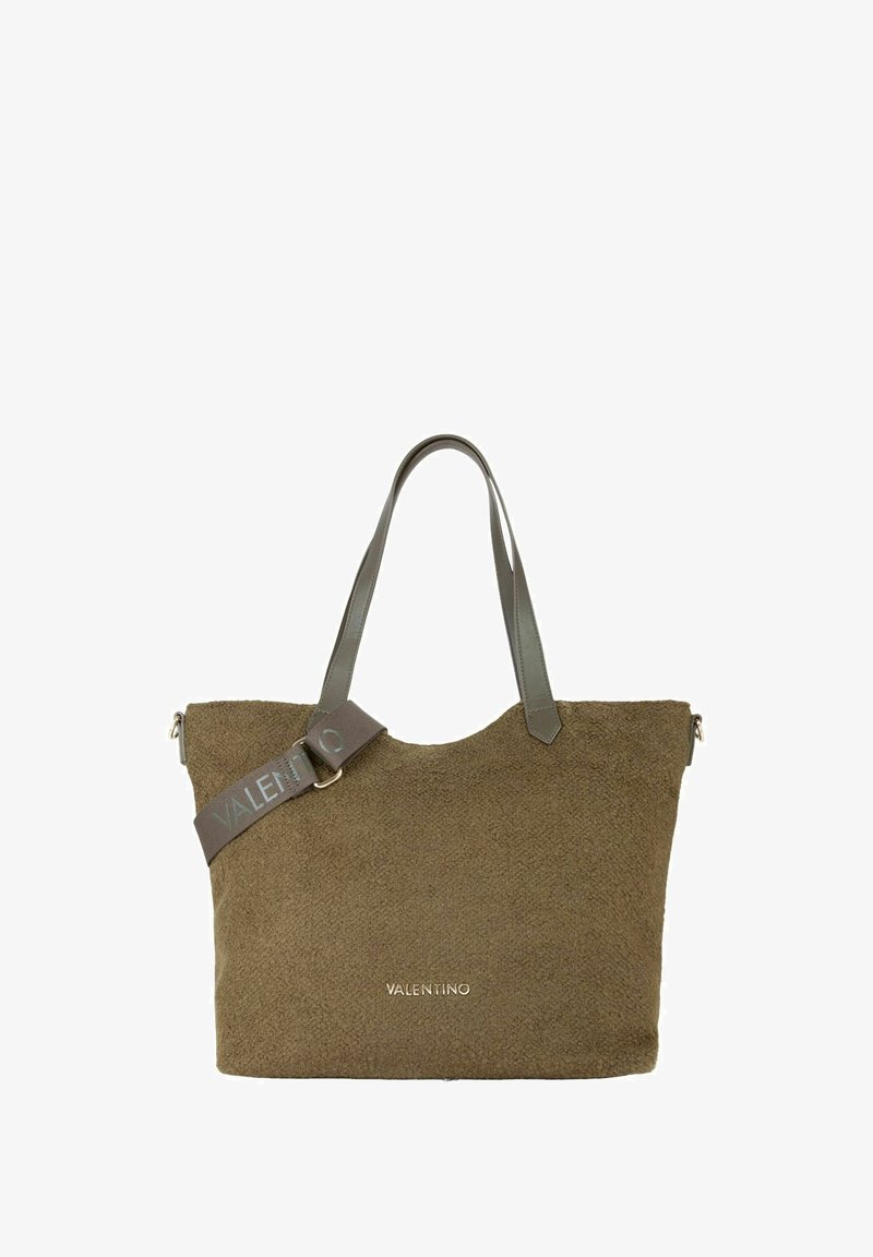 Sac fourre-tout vert olive en tissu texturé, avec des poignées en cuir et une bandoulière à boucle, embossé du logo "VALENTINO" en argent.