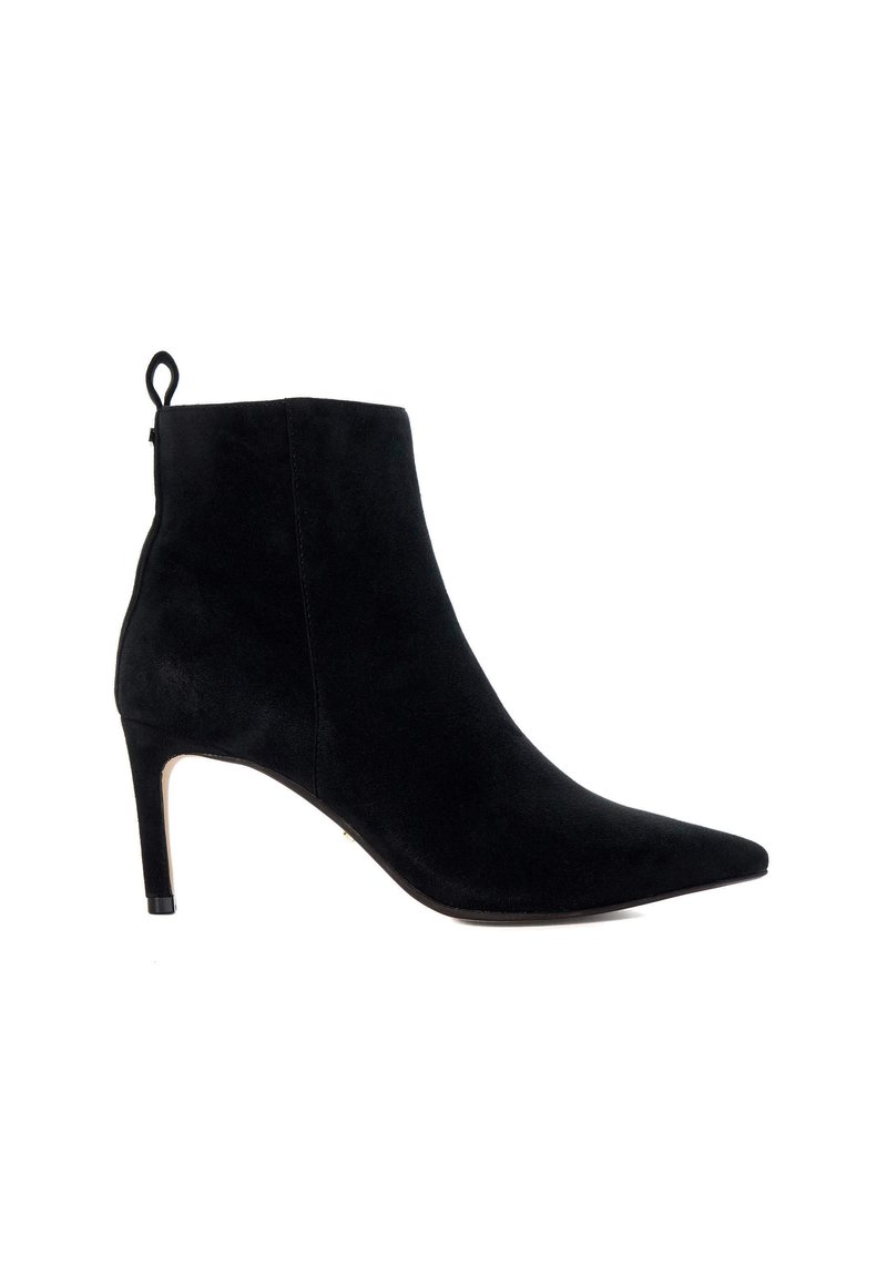 Bottines en suede noir avec un embouts pointu et un talon aiguille de 10 cm. Dotées d'un onglet à l'arrière pour un enfilage plus facile. Texture lisse avec un design minimaliste.