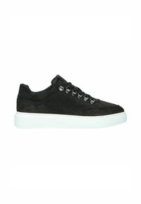 Zwarte suede sneakers met een witte rubberen zool, voorzien van ronde veters en metalen oogjes. Glad oppervlak, eenvoudig ontwerp en lage profiel.