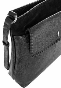 Czarna torba skórzana o teksturowanej powierzchni, płaskiej konstrukcji i plecionym detalu na klapie. Wyposażona w krótki, regulowany pasek oraz gładkie wnętrze.