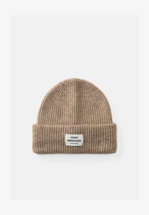 Brun strikket hue med ribbet tekstur og opfoldet kant. Har et hvidt label med "MADS NØRGAARD COPENHAGEN" trykt i sort.