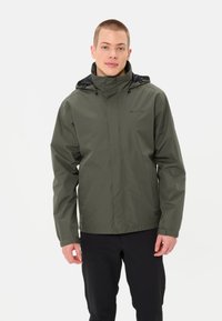Groene waterdichte jas met een hoge kraag, verstelbare capuchon en zwarte accenten. Voorzien van een ritssluiting aan de voorkant en elastische manchetten. Lichtgewicht ontwerp.