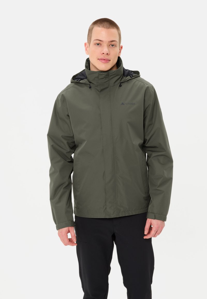 Groene waterdichte jas met een hoge kraag, verstelbare capuchon en zwarte accenten. Voorzien van een ritssluiting aan de voorkant en elastische manchetten. Lichtgewicht ontwerp.