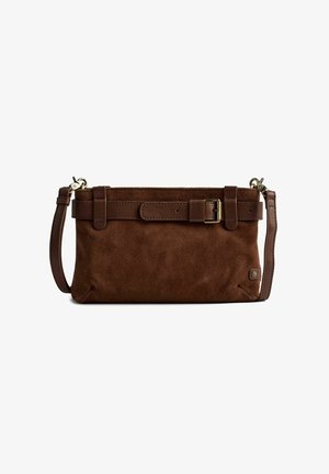 Smeđi suède clutch s kaišem od kože koji se može podešavati i dekorativnim kožnim detaljem u obliku remena sprijeda.
