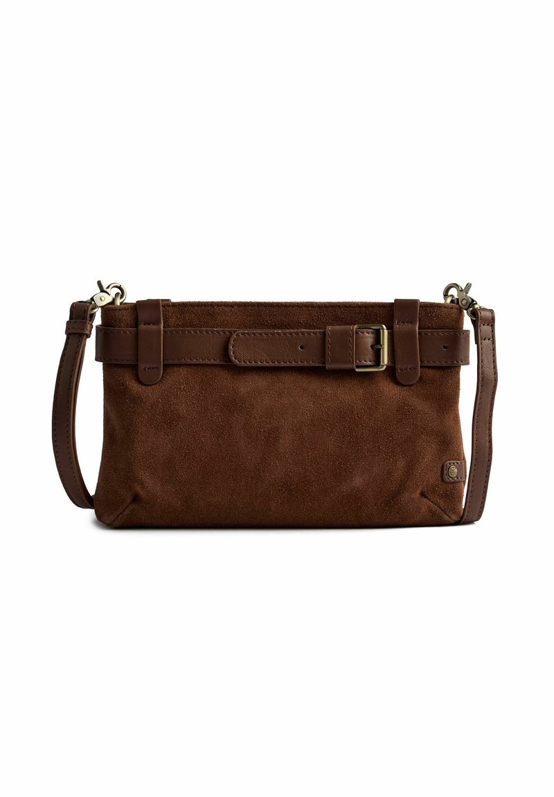Smeđi suède clutch s kaišem od kože koji se može podešavati i dekorativnim kožnim detaljem u obliku remena sprijeda.