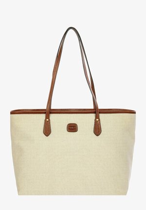 Borsa tote in tela beige con rifiniture e manici in pelle marrone, con una piccola toppa con il logo in pelle centrata sotto i manici.