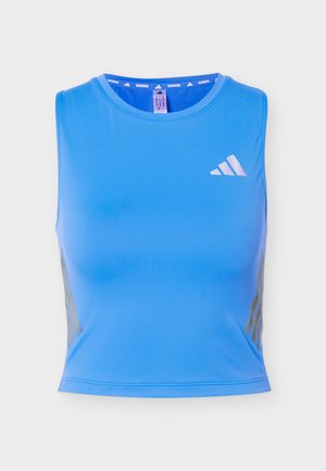 Modrý sportovní crop top bez rukávů s kulatým výstřihem a bílým logem Adidas na levé straně hrudi, určený pro běhání.