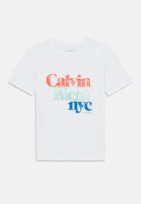 Bílá bavlněná trička s překrývajícím se textem v korálových, tyrkysových a modrých odstínech, který zní "Calvin Klein nyc" a má jemně strukturovaný povrch.