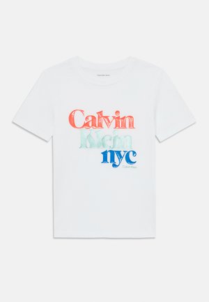 Witte katoenen t-shirt met overlappende tekst in koraal, teal en blauwe tinten die "Calvin Klein nyc" leest met een subtiel gestructureerde afwerking.