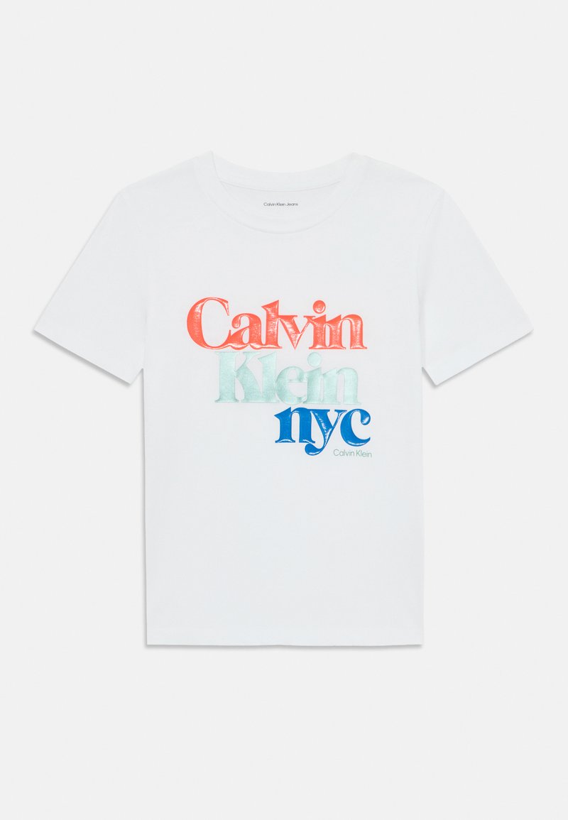 Balta medvilninė marškinėliai su persidengiančiu tekstu koralų, turkio ir mėlynos spalvų atspalviais, kuriame rašoma "Calvin Klein nyc", subtiliai tekstūruotu paviršiumi.