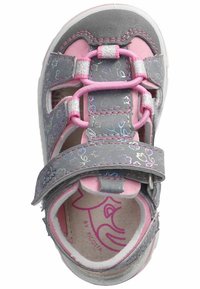 Zapato infantil con parte superior gris decorada con motivos florales, detalles en rosa, correas ajustables y una suela texturizada. Forrado con tela suave.