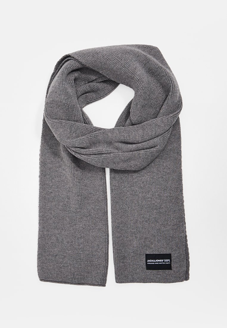 Grauer gestrickter Schal mit gerippter Textur. Verfügt über ein schwarzes Etikett mit weißem Text. Die Enden sind gerade geschnitten ohne zusätzliche Akzente.