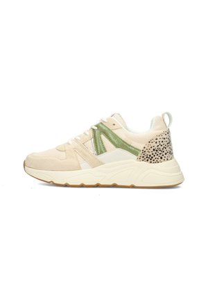 Sneaker sportivo beige con accenti verdi, realizzato in materiali scamosciato e mesh, con parte superiore testurizzata e dettaglio maculato sul retro, dotato di lacci bianchi e suola in gomma.