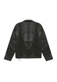 Zwarte leren jas met een gladde textuur, relaxte pasvorm en een rechte snit. Beschikt over een achternaad en een verstelbaar trekkoord aan de onderkant.