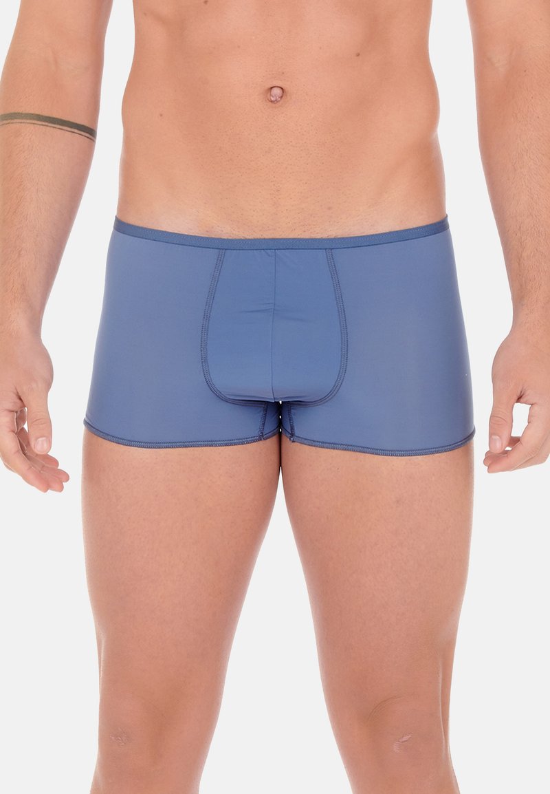Männliche blaue Boxershorts aus einem glatten Nylon/Spandex-Mix, mit einem figurbetonten Design, kurzen Beinen und kontrastierenden Nähten.