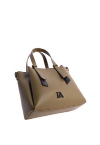 Bolso de mano de cuero verde con diseño estructurado, acentos negros, asas superiores dobles y un detalle de logo en la parte frontal.