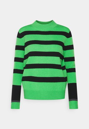 Maglione verde lavorato a maglia con righe orizzontali nere, maniche lunghe e scollo rotondo.