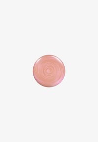 Bouteille de vernis à ongles en forme de cercle contenant une teinte rose pastel avec une texture tourbillonnante et une finition légèrement scintillante. Surface lisse et brillante.