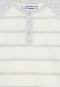 Grau gestreiften T-Shirt mit hellgrauen Raglanärmeln, einer Knopfleiste und einem weichen, strukturierten Stoff. Die horizontalen Streifen sind subtil spaced.