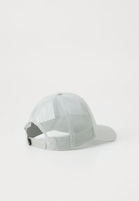 Szara siatkowa czapka z solidnym przednim panelem i zakrzywionym daszkiem. Posiada regulowane zapięcie typu snapback oraz usztywnioną konstrukcję.