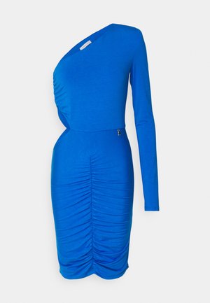 Asymmetrisk blå kjole med lange ermer, rynket design over hele kjolen og glidelås på siden. Laget av glatt, elastisk stoff.