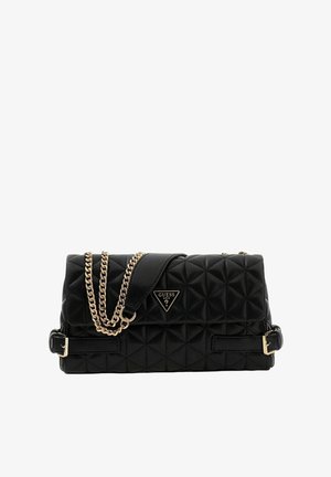 Sac à main noir matelassé avec une bandoulière chaîne dorée et une plaque logo. Présente un motif géométrique et des bretelles doubles pour une polyvalence de port.