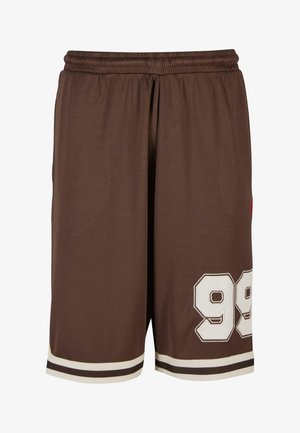 Brūni sporta šorti, kas izgatavoti no sieta auduma, ar baltām akcentiem, svītrainu apakšmalu un lielu baltu "99" uzdrukātu uz kreisā kājas.