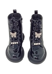 Stivaletti alla caviglia in vernice nera con design allacciato, caratterizzati da una farfalla decorativa in strass e borchie nella parte anteriore, suola spessa.