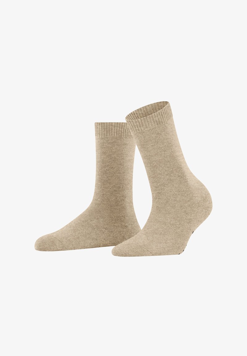 Un paio di calze beige a metà polpaccio con polsini a costine, dalla texture a maglia liscia, esibite affiancate su uno sfondo bianco.