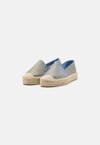 Modri denim espadrili z juto vrvjo, z teksturirano zgornjo stranjo in okroglo obliko prstov.