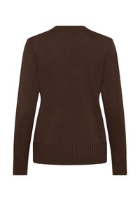 Pull en maille marron foncé à manches longues avec col rond, poignets et ourlet côtelés, vu de dos sur fond blanc.
