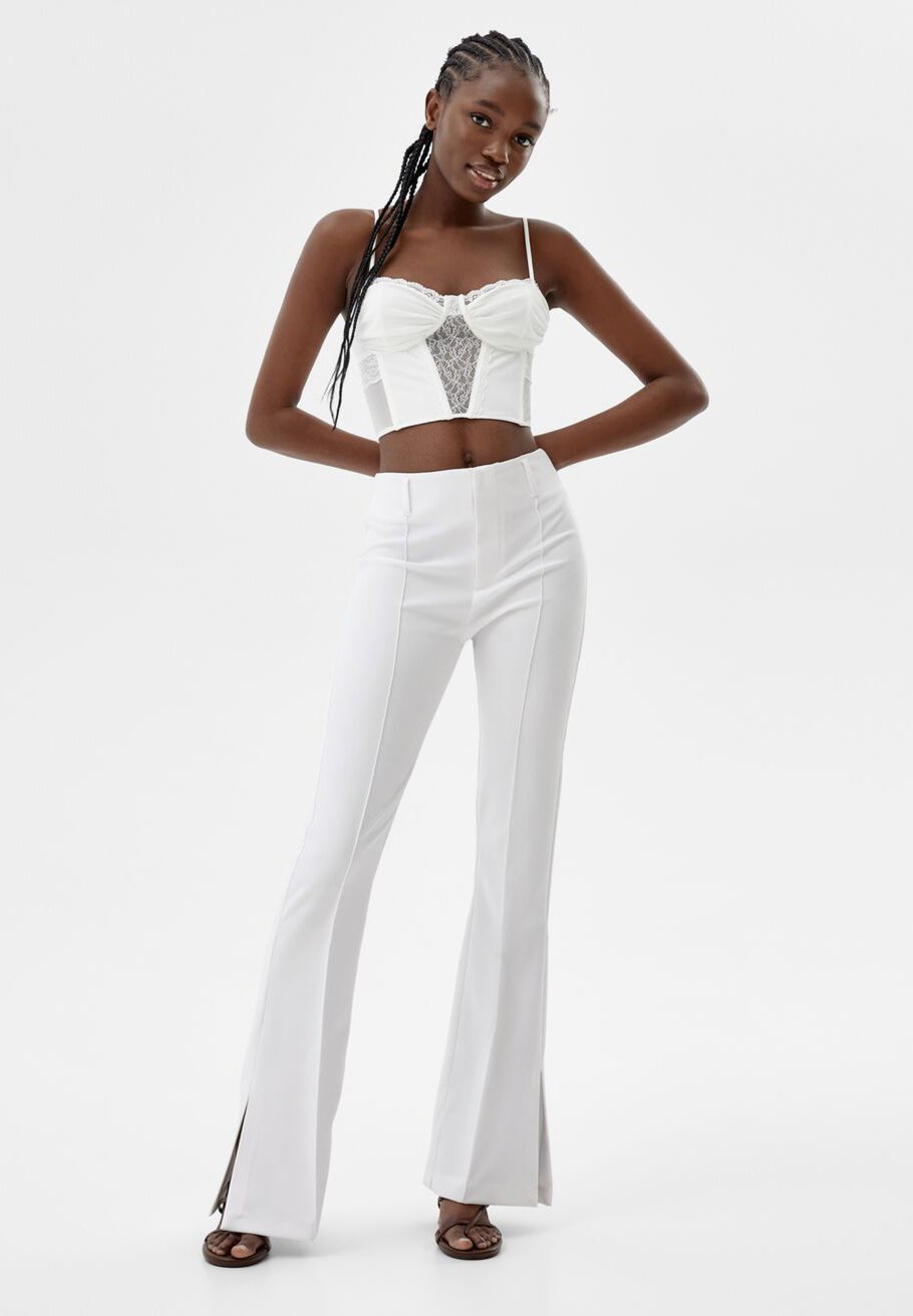 Bershka FLARE WITH SPLIT HEMS - Pantaloni - white/bianco - Zalando.it