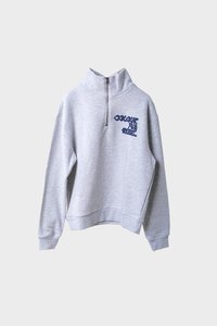 Suéter gris claro con cuello de media cremallera y texto en navy "COLOURFUL REBEL" en el lado izquierdo del pecho, mangas largas y puños y dobladillo acanalados.