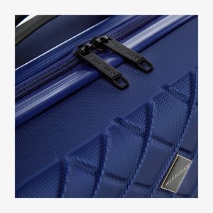 Maleta texturizada azul con un patrón de diamante, con cremalleras negras y un logo plateado. El material parece duradero y tiene un acabado elegante.