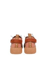 Sneakers in tessuto rosa con dettagli in suede marrone, vista posteriore. Le caratteristiche includono cinturini regolabili e una suola in gomma con marchio in rilievo.