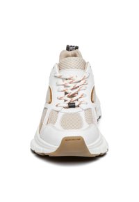 Zapatillas deportivas blancas con paneles de malla, acentos beige, suela de goma y cordones en contraste. Cuenta con una lengüeta con tirador para facilitar su uso.