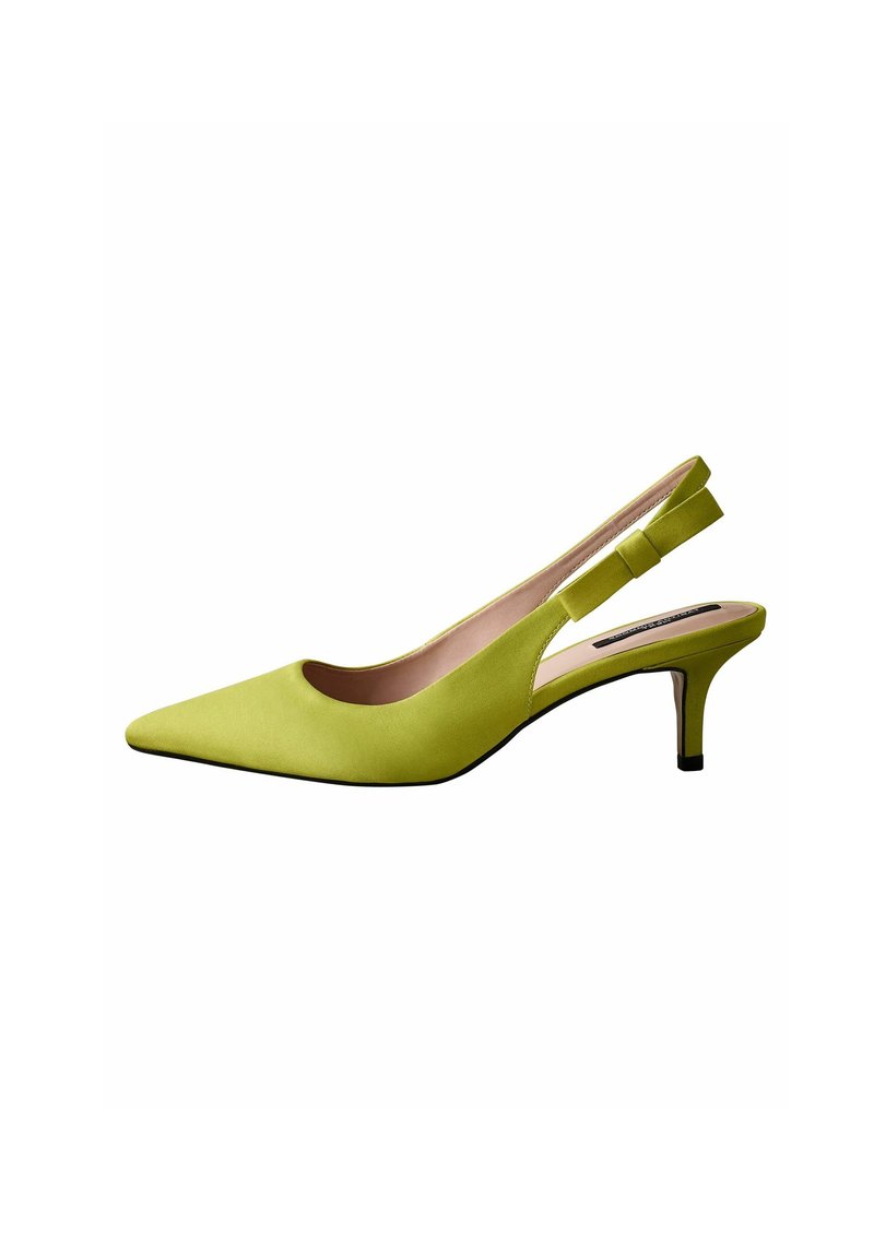 Escarpin à bout pointu en suède lime éclatant, présentant un design découpé sur les côtés et un talon noir effilé.