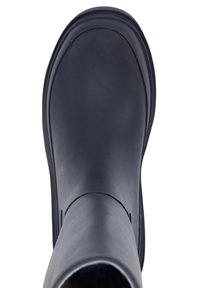 Tmavomodrá gumová bota kulatého tvaru s hladkým povrchem. Obsahuje mírně vyvýšený okraj nahoře a malé výřezy jako akcenty.