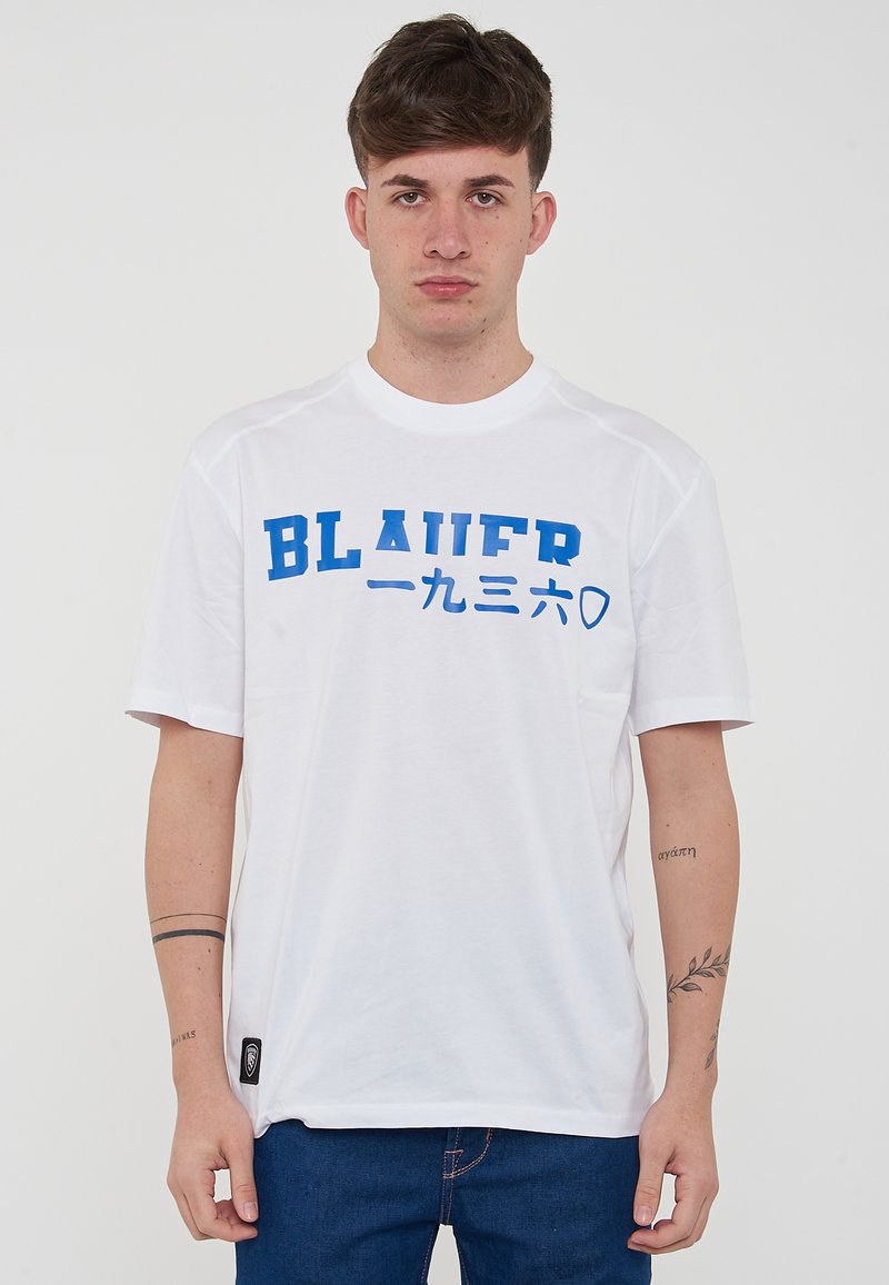 T-shirt bianco a maniche corte con stampa blu "BLAUER" e caratteri giapponesi. Il materiale appare liscio; scollatura rotonda; vestibilità comoda.
