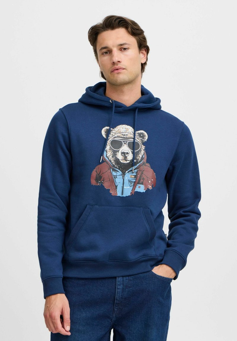 Hoodie blu navy con grafica di un orso che indossa occhiali da sole e una giacca. Realizzato in tessuto morbido, presenta una tasca frontale e un cappuccio regolabile.