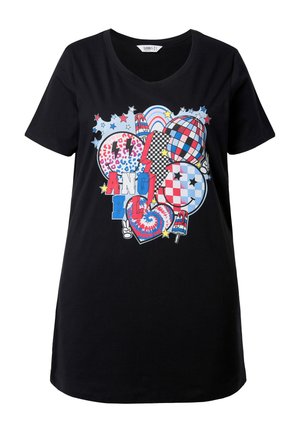 Camiseta negra de manga corta, con un diseño gráfico colorido de globos, estrellas y texto en rojo, azul y blanco.