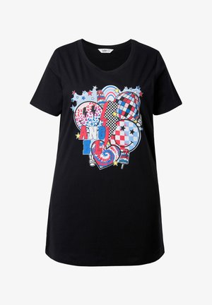Camiseta negra de manga corta, con un diseño gráfico colorido de globos, estrellas y texto en rojo, azul y blanco.