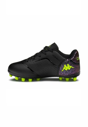 Chaussure de football noire avec des crampons verts néon et un logo, talon violet à motif, design à lacets et texte "KOMBAT" sur le côté.