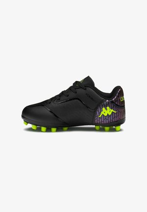 Chaussure de football noire avec des crampons verts néon et un logo, talon violet à motif, design à lacets et texte "KOMBAT" sur le côté.