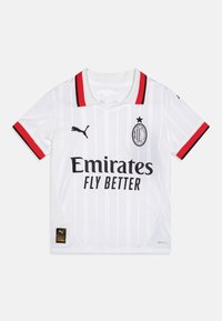 Maillot de football blanc avec des accents rouges, motif rayé et logo noir. Il présente un col côtelé et un logo rond sur la poitrine.