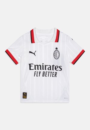 Camiseta de fútbol blanca con acentos rojos, patrón a rayas y marca negra. Presenta un cuello acanalado y un logo redondo en el pecho.